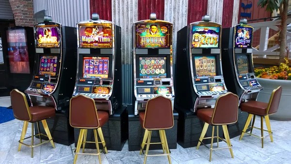 alaska Lightning Baccarat live studio with multiplier display and real-time card dealing